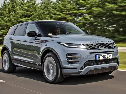 Szary Range Rover Evoque jedzie po drodze. Sprawdź aktualną range rover cena.