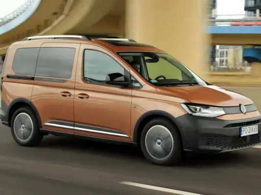 Brązowy Volkswagen Caddy Pan Americana w ruchu drogowym.