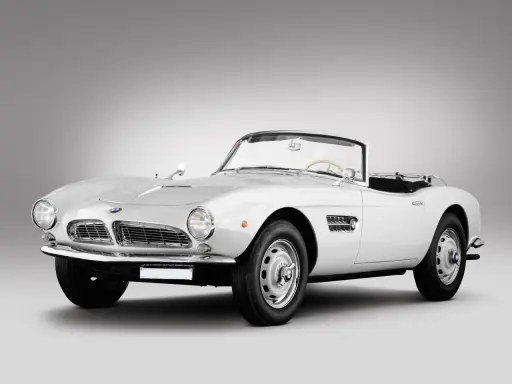 Biały kabriolet BMW 507 z lat 50. z chromowanymi detalami i charakterystycznym grillem.