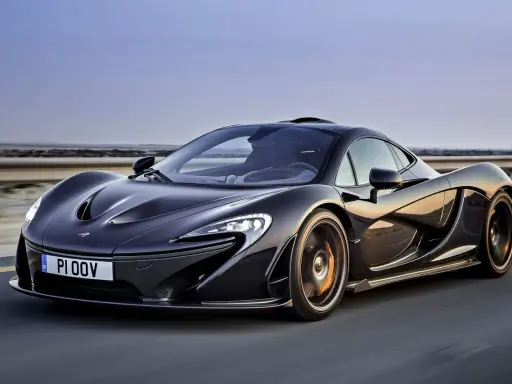 Czarny McLaren P1 pędzi po pustynnej drodze. Jego cena jest astronomiczna, ale osiągi zapierają dech w piersiach.