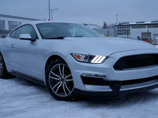 Srebrny mustang 2.3 ecoboost na śniegu, gotowy na zimowe wyzwania.