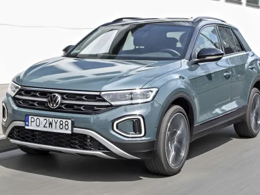 Szary Volkswagen T-Roc w ruchu. Sprawdź aktualną volkswagen t-roc cena i wybierz swój wymarzony SUV.