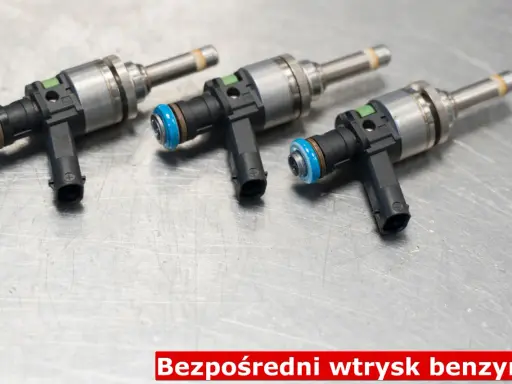 Trzy wtryskiwacze benzyny FSI, kluczowe dla precyzyjnego dozowania paliwa w silnikach.