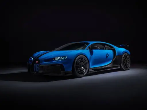 Niebieski Bugatti Chiron z numerem 16 na masce, gotowy do jazdy. Jego cena jest adekwatna do osiągów.