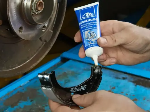 Mechanik aplikuje smar ATE Plastilube na prowadnice zacisku hamulcowego. To kluczowe, by wiedzieć, jaki smar do prowadnic hamulcowych wybrać.