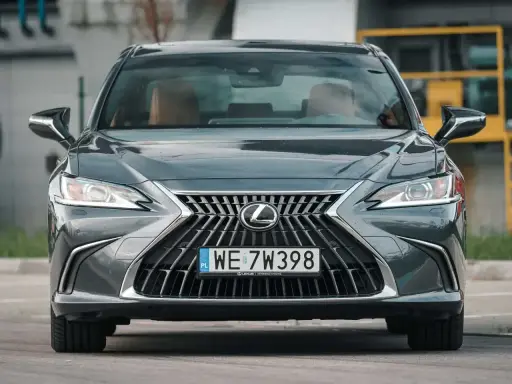 Elegancki, ciemnoszary Lexus 300h z charakterystycznym grillem i reflektorami LED, gotowy do jazdy.