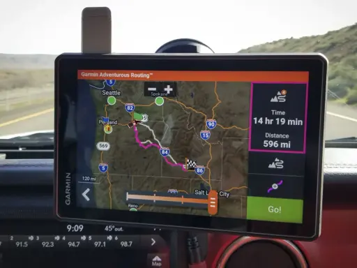 Nawigacja dla ciężarówki: TomTom vs Garmin? Wybierz mądrze!