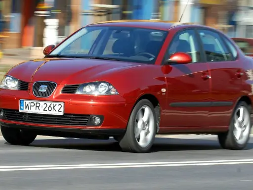 Czerwona Ibiza 3 w ruchu, z rozmytym tłem.
