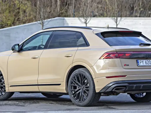 Beżowe Audi Q8 RS z czarnymi felgami. Sprawdź aktualną audi q8 cena i konfigurację tego luksusowego SUV-a.