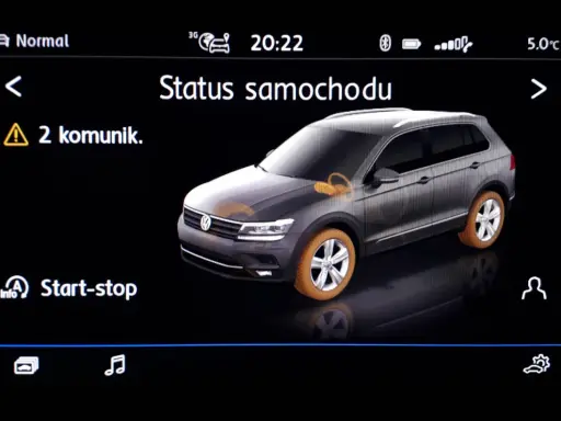 Na ekranie samochodu widoczny jest żółty wykrzyknik w trójkącie, informujący o 2 komunikatach.