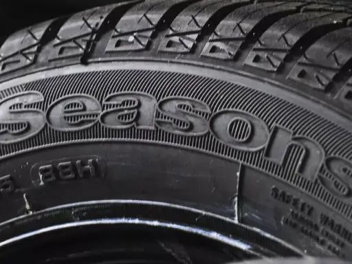 Opony wielosezonowe opinie: szczegół bieżnika z napisem "4Seasons" i oznaczeniem 205/55R16 91H.