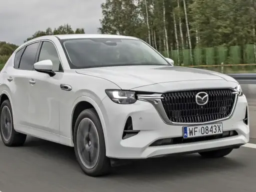 Biała Mazda CX-60 na drodze. Sprawdź atrakcyjną mazda cx 60 cena i wybierz swój wymarzony SUV.