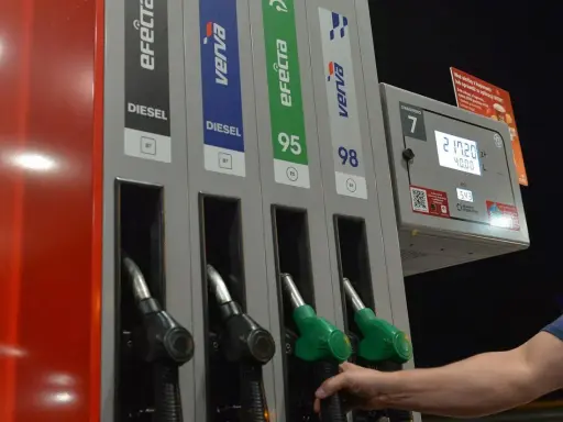 Dłoń sięga po dystrybutor z napisem "verva diesel" na stacji paliw. Obok widnieją inne rodzaje paliwa.