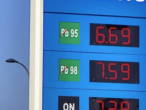 Cena paliwa: Pb 95 za 6.69, Pb 98 za 7.59. Wyższa liczba oktanowa to wyższa cena.