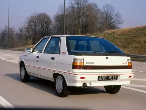 Biały Renault 11 90 GT z lat 80. jedzie autostradą.