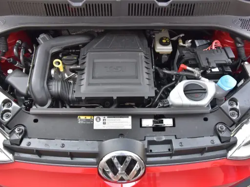 Silnik 1.0 TSI w czerwonym samochodzie, z widocznym logo VW.