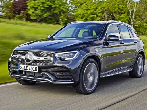 Czarny Mercedes GLC w ruchu. Sprawdź aktualną mercedes glc cena i dostępne wersje.