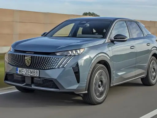 Nowy Peugeot 3008 na drodze. Sprawdź aktualną peugeot 3008 cena i wybierz swój wymarzony SUV.