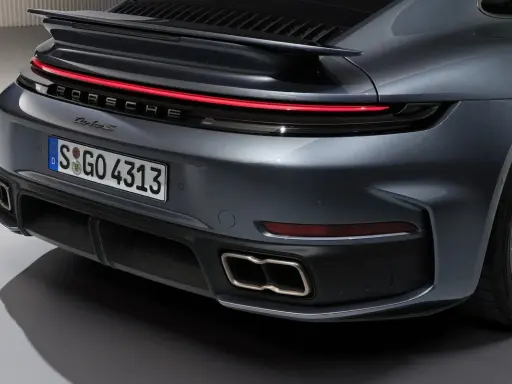 Tył Porsche 911 Turbo S w kolorze szarym, z charakterystycznym pasem świateł LED i podwójnymi końcówkami wydechu.