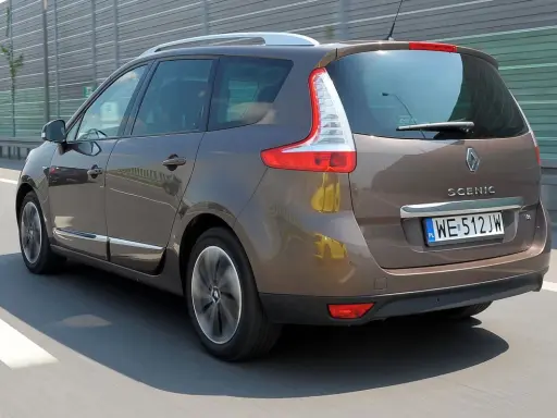 Brązowy Renault Scenic 3 jedzie autostradą.