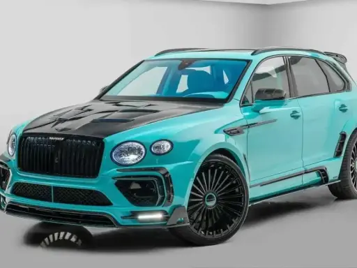Turkusowy Bentley SUV z czarną maską i felgami, gotowy na podbój dróg.