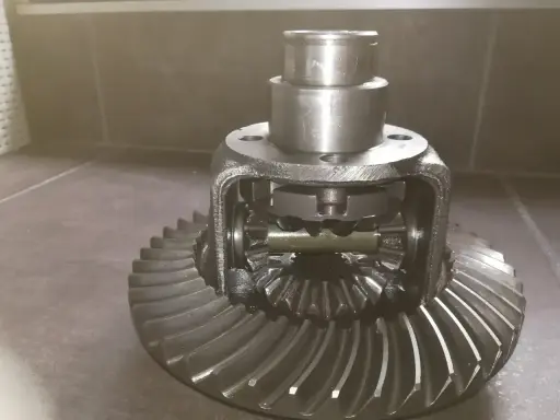 Metalowy dyfer z zębatkami, gotowy do montażu w pojeździe.