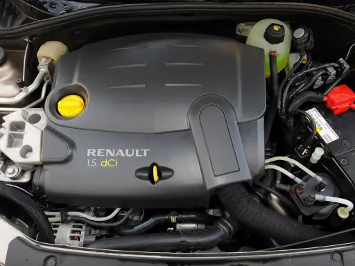 Silnik czterosuwowy Renault 1.5 dCi, widok z góry, z elementami układu chłodzenia i akumulatorem.