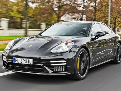Czarny Porsche Panamera w ruchu. Sprawdź aktualną porsche panamera cena i możliwości tego luksusowego sedana.
