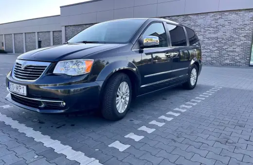 Ciemny Lancia Voyager zaparkowany na placu.
