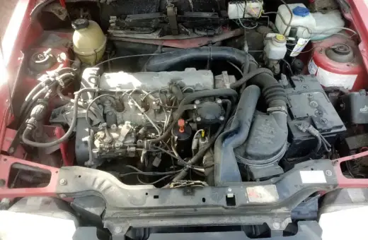 Silnik Citroen C15, widok z góry. Widać akumulator, przewody i elementy układu chłodzenia.