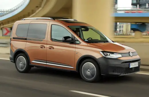Brązowy Volkswagen Caddy Pan Americana w ruchu drogowym.