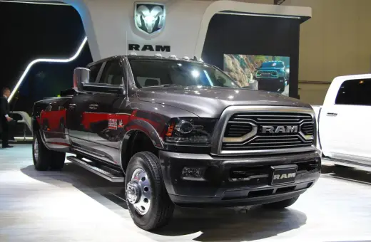 Ciemnoszary Dodge Ram 3500 z podwójnymi tylnymi kołami prezentuje się imponująco na wystawie.
