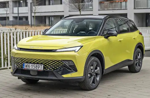 Żółty, nowoczesny SUV z Chin, z charakterystycznym grillem i światłami LED.