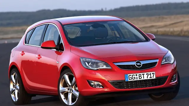 Czerwona Opel Astra 2025 na drodze, gotowa na nowe przygody.