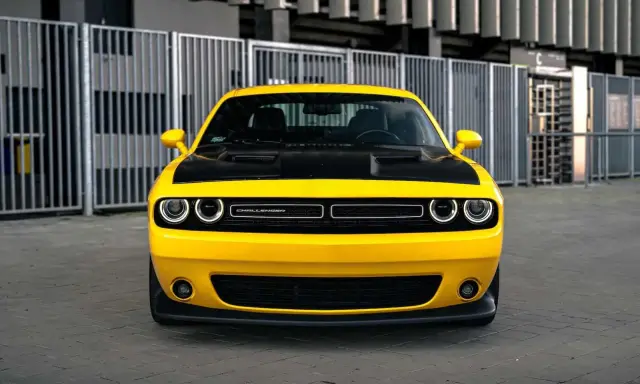 Żółty Dodge Challenger z czarną maską. Sprawdź aktualną dodge challenger cena i znajdź swoją wymarzoną maszynę!