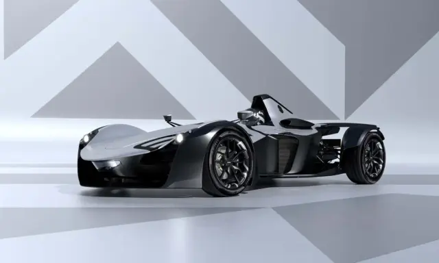 Srebrno-czarny, futurystyczny bolid BAC Mono z ostrymi liniami i aerodynamicznym kształtem, gotowy do wyścigu.