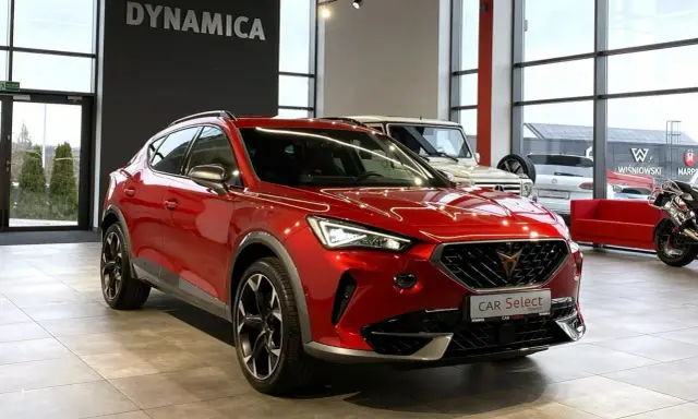 Czerwony Cupra Formentor w salonie. Sprawdź aktualną cupra cena i ofertę.