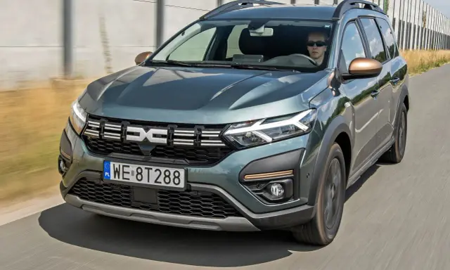 Zielony Dacia Jogger w ruchu drogowym. Sprawdź atrakcyjną dacia jogger cena i wybierz swój wymarzony model.