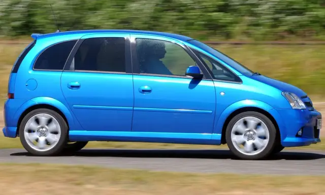 Niebieski Opel Meriva 1.6 benzyna w ruchu, z rozmytym tłem.