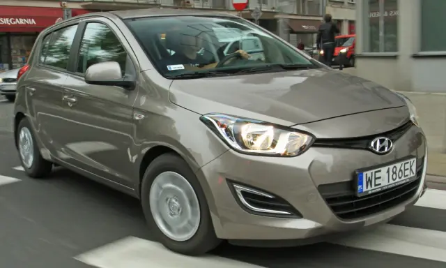 Brązowy Hyundai i20 na drodze. Sprawdź aktualną hyundai i20 cena i wybierz swój nowy samochód.