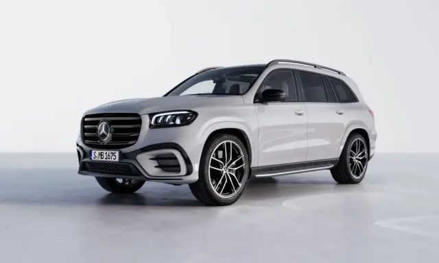 Srebrny Mercedes-Benz GLS, jeden z luksusowych mercedes suv modele, prezentuje się elegancko na białym tle.