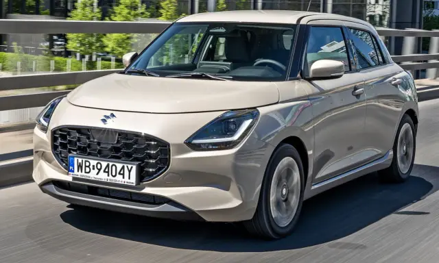 Nowy Suzuki Swift w kolorze beżowym na drodze. Sprawdź aktualne suzuki swift - ceny i oferty.