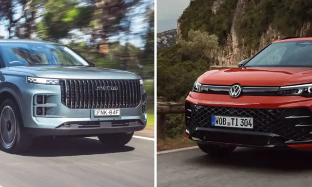 Dwa SUV-y na drodze: szary z pionową atrapą i czerwony Volkswagen SUV z charakterystycznym logo.