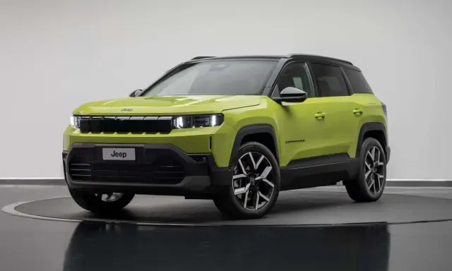 Nowy Jeep Compass 2025 w jaskrawej zieleni, z czarnym dachem i stylowymi felgami, gotowy na przygodę.