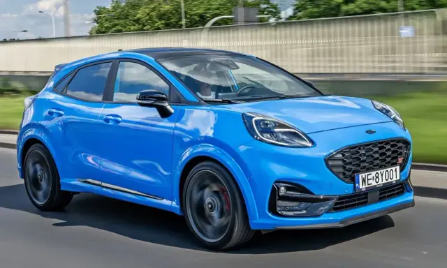 Niebieski Ford Puma ST w ruchu. Sprawdź atrakcyjną ford puma cena i wybierz swój wymarzony model.