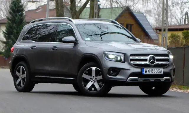 Szary Mercedes GLB 200 z polskimi tablicami rejestracyjnymi WW 880SA zaparkowany na drodze.