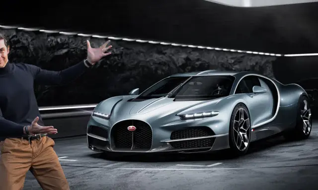 Mężczyzna prezentuje srebrnego Bugatti. Zastanawiasz się nad bugatti cena?