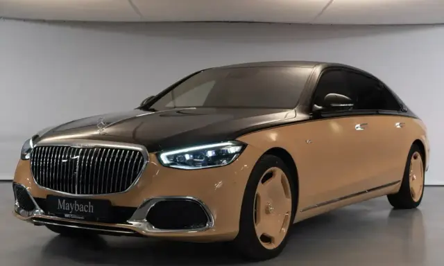Elegancki Maybach w dwukolorowym malowaniu, z chromowanym grillem i felgami. Poznaj jego wyjątkową maybach cena.