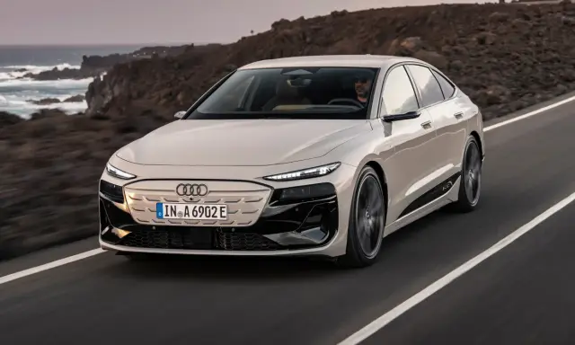 Eleganckie Audi A6 e-tron sunie po malowniczej drodze nad oceanem.