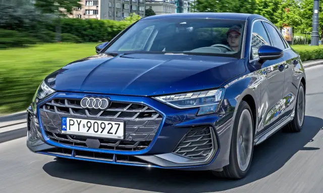 Niebieskie Audi A3 w ruchu miejskim. Sprawdź atrakcyjną audi a3 cena i wybierz swój wymarzony model.